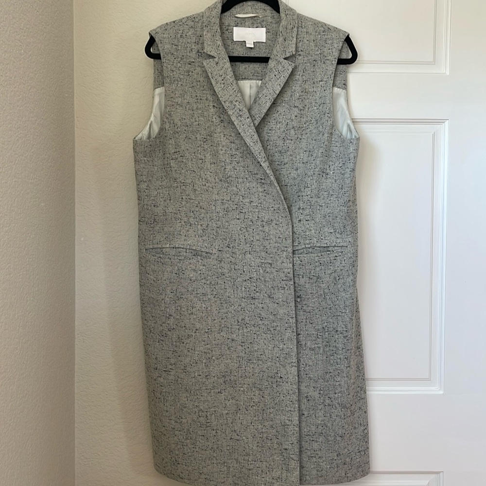 Sleeveless business casual one button jacket.  To accessorize the fall fashion.